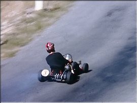 tête penchée pour le prochain virage