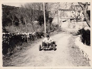 Je pose dans la descente rue de la Combe